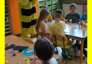 Dzieci z Lisków biorą udział w zabawach związanych z pszczołami